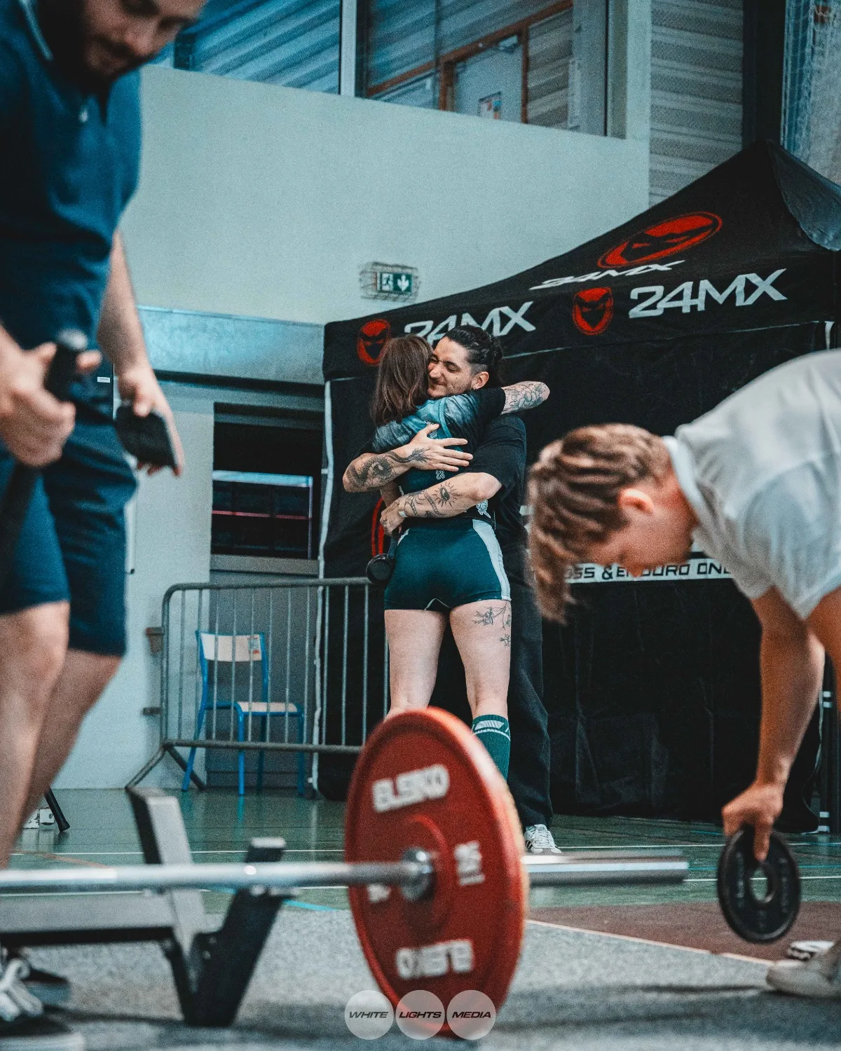 Câlin entre athlètes Atlas Coaching
