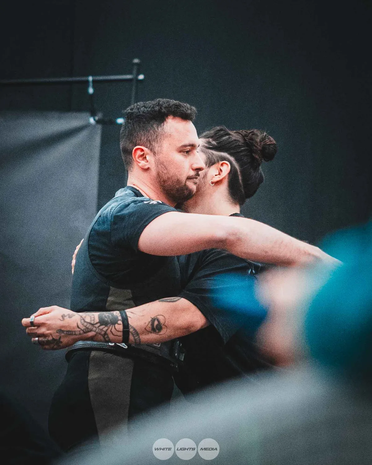Câlin entre athlètes Atlas Coaching