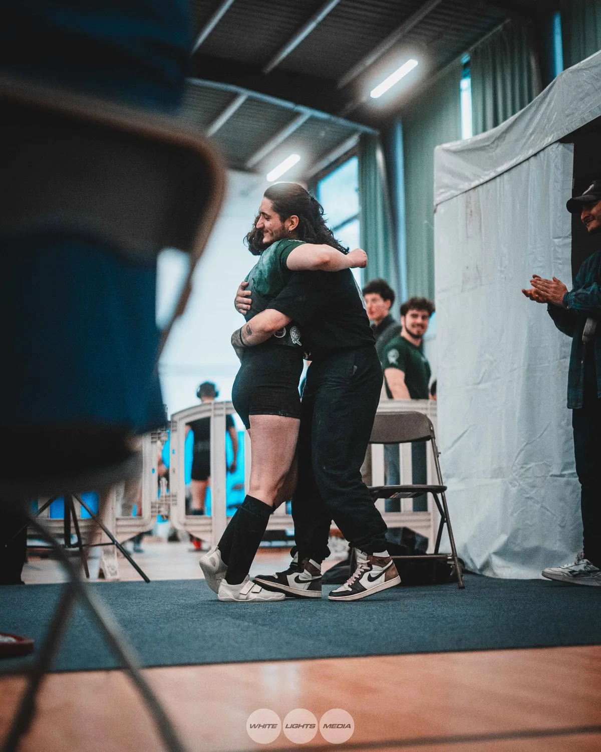Câlin entre athlètes Atlas Coaching