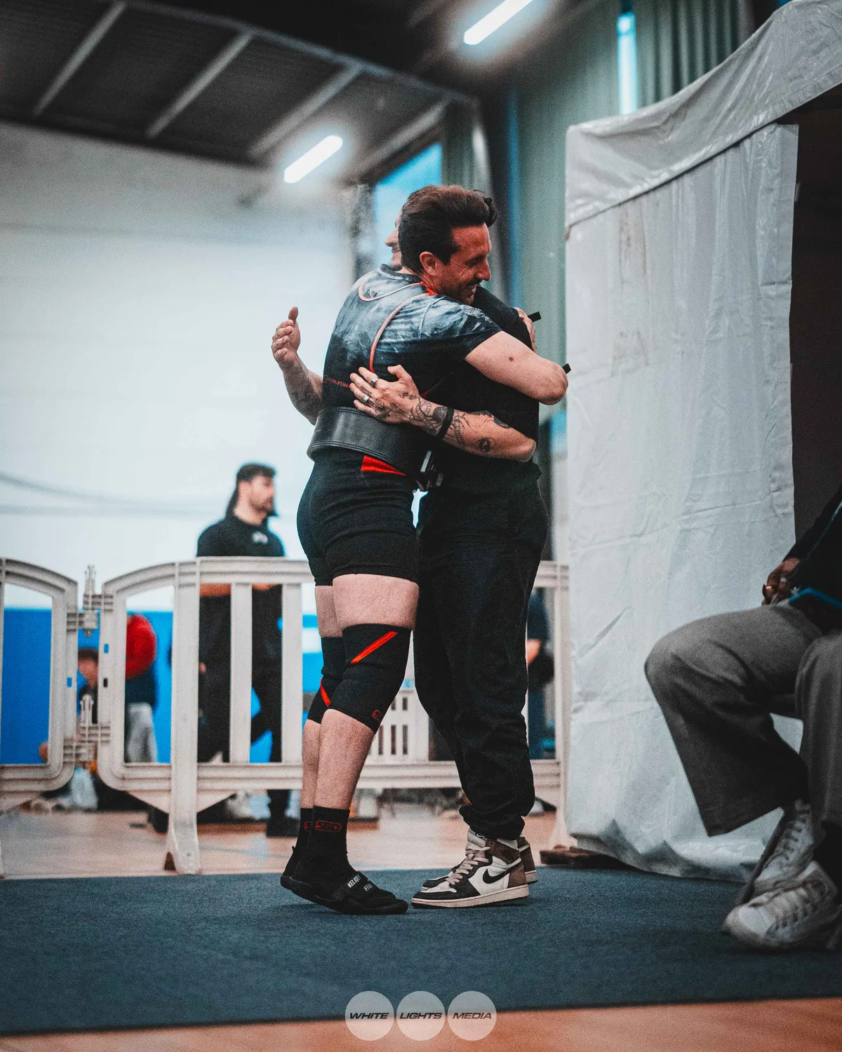 Câlin entre athlètes Atlas Coaching