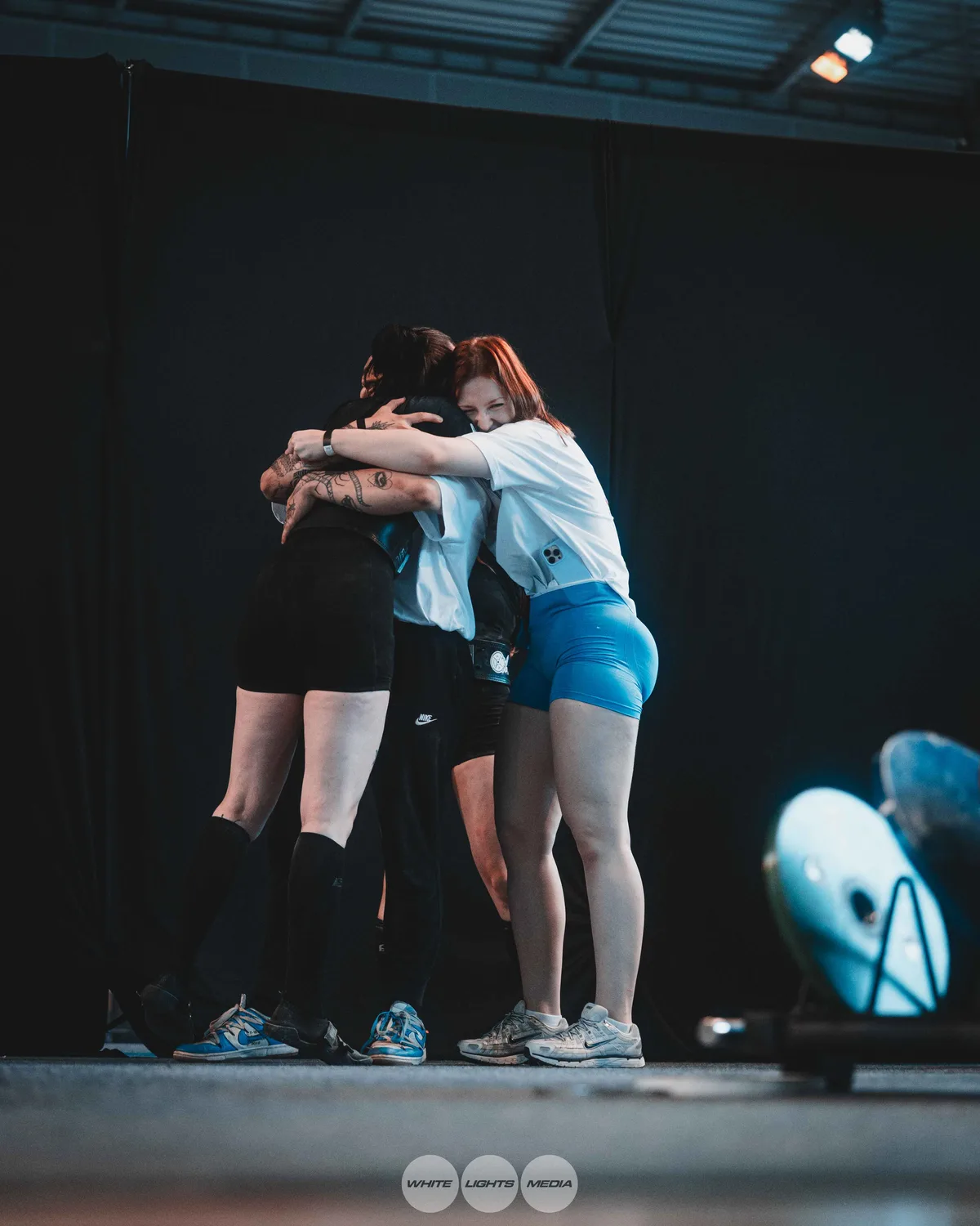 Câlin entre athlètes Atlas Coaching