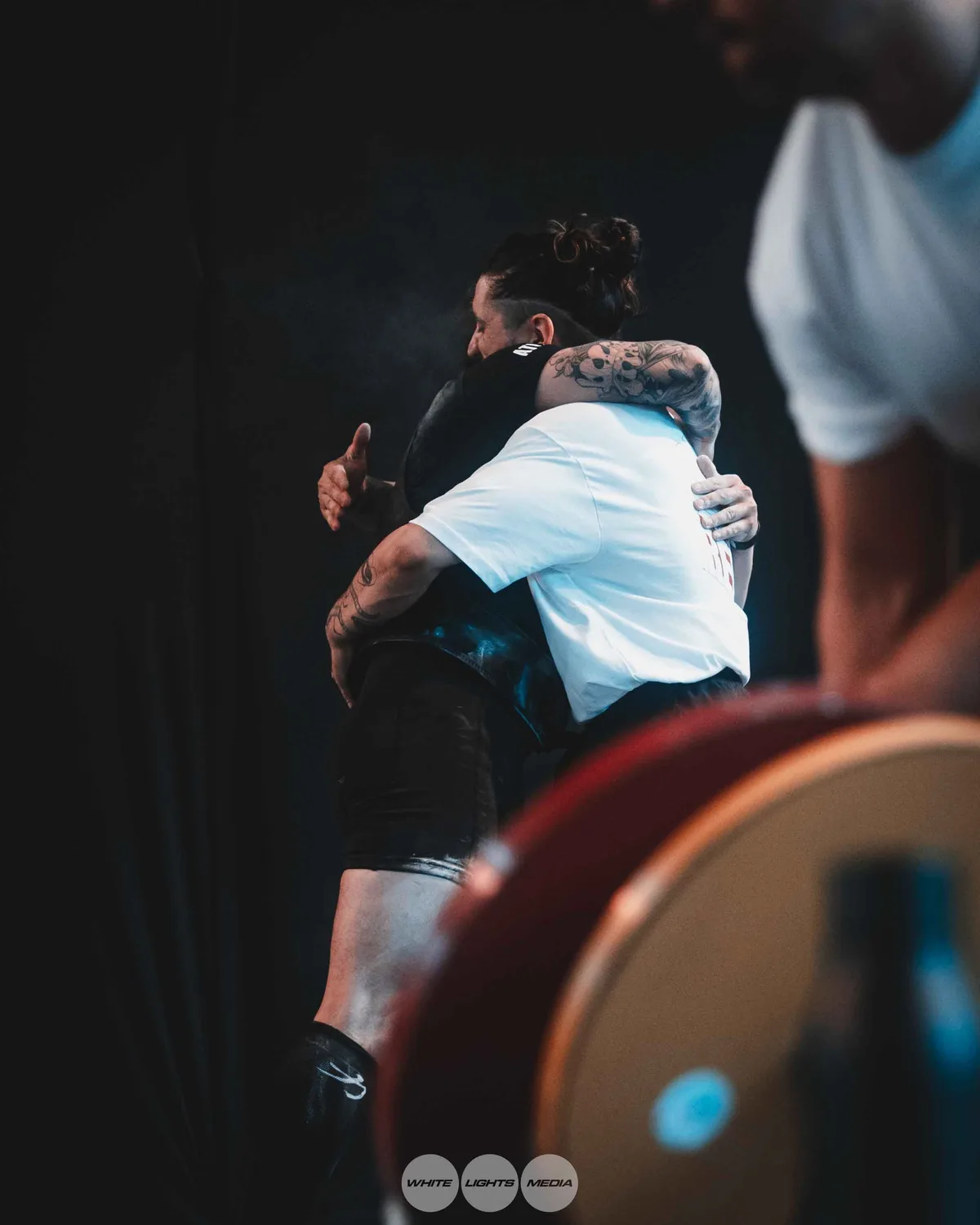 Câlin entre athlètes Atlas Coaching
