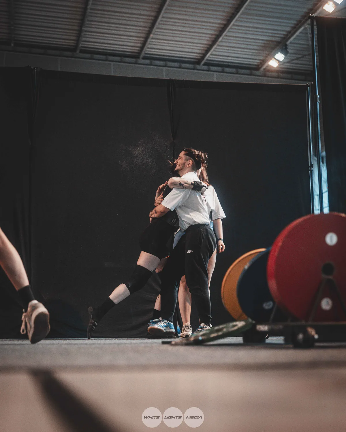 Câlin entre athlètes Atlas Coaching