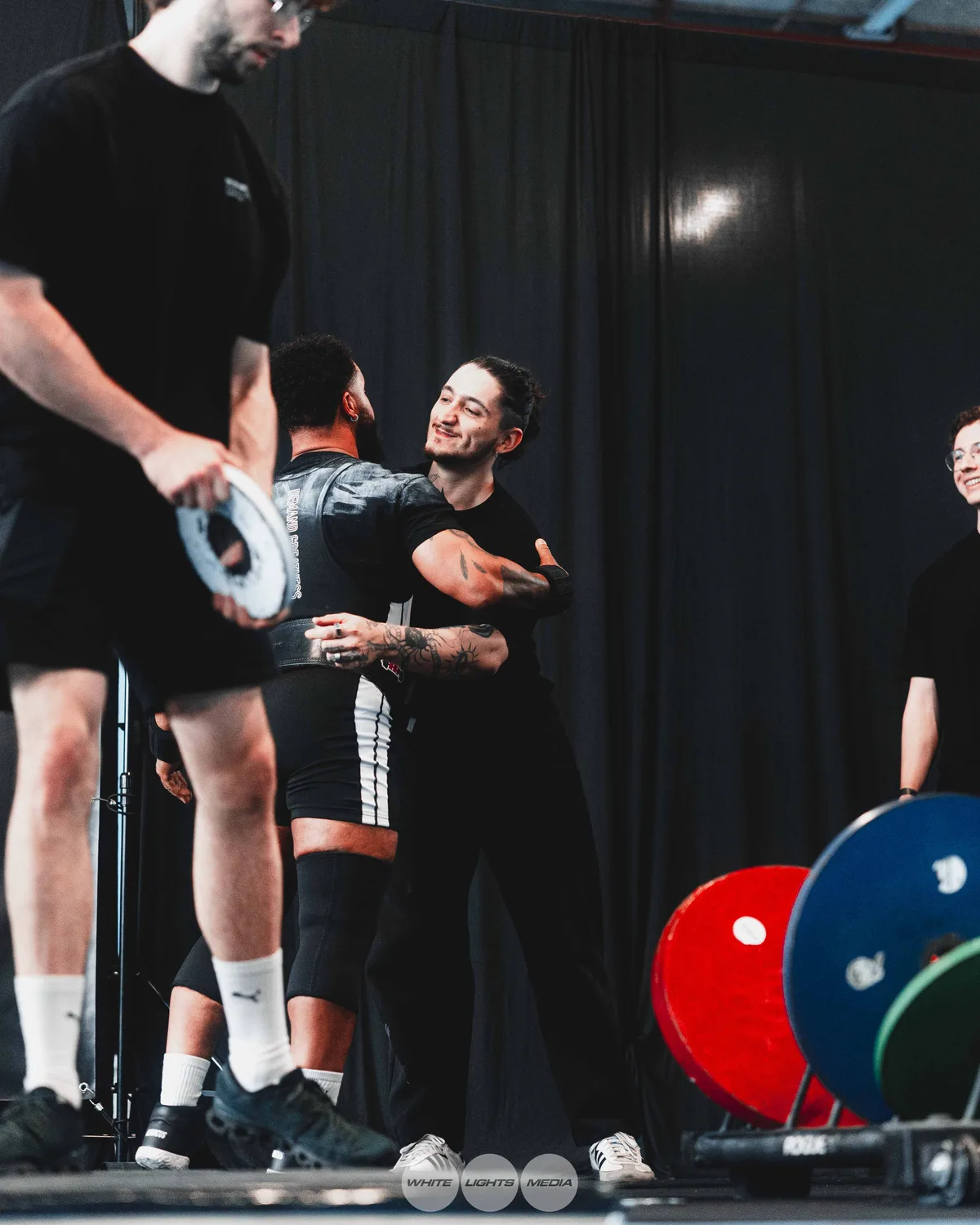 Câlin entre athlètes Atlas Coaching